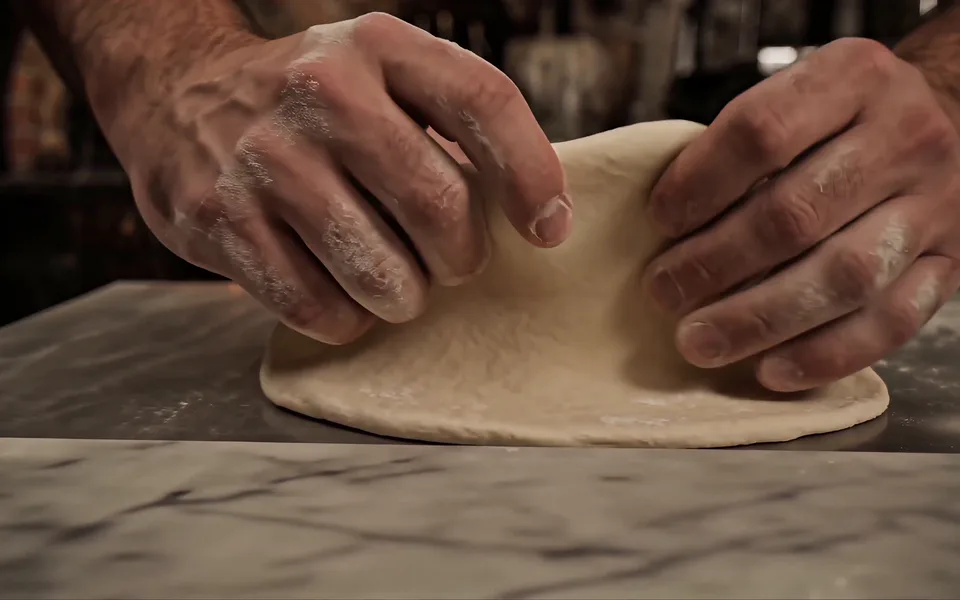 Mains qui étirent la pâte