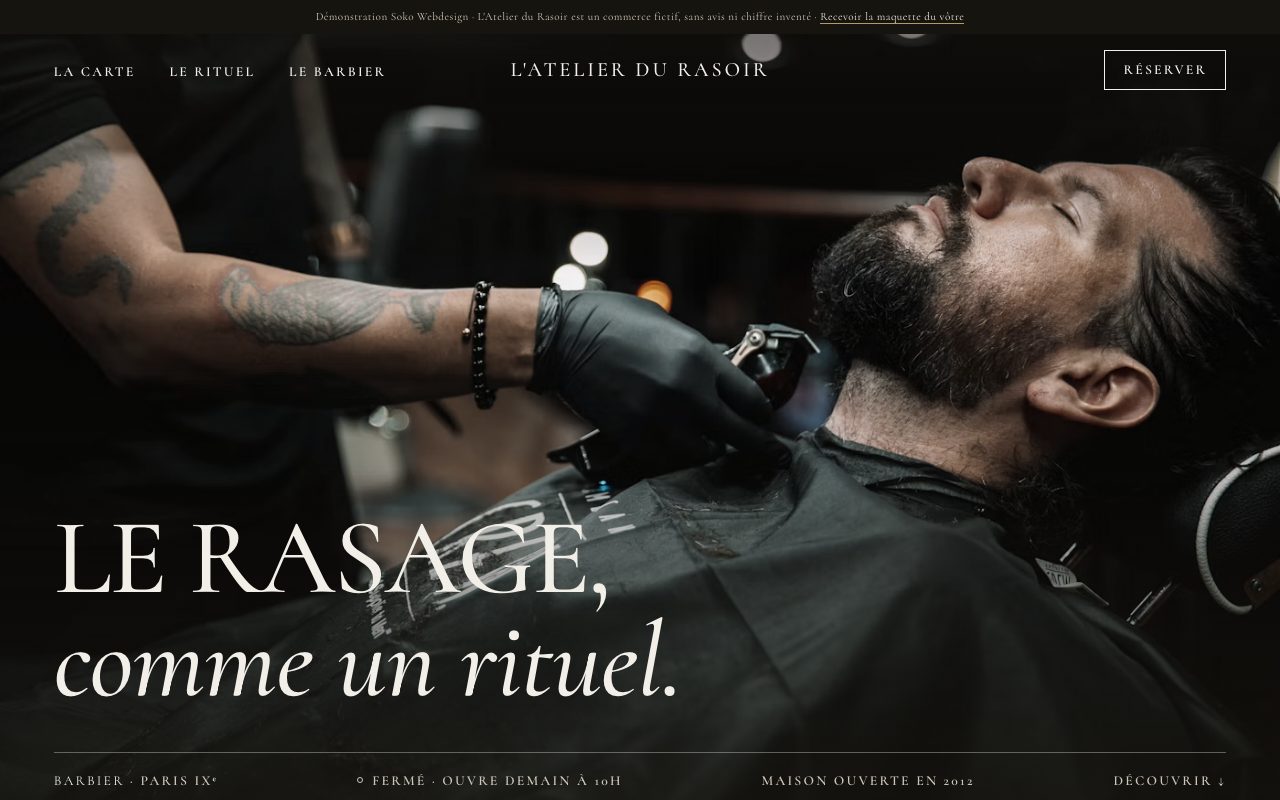 Page d'accueil de la démo L'Atelier du Rasoir : rasage au rasoir droit dans la vapeur, titre « Le rasage, comme un rituel » en serif ivoire