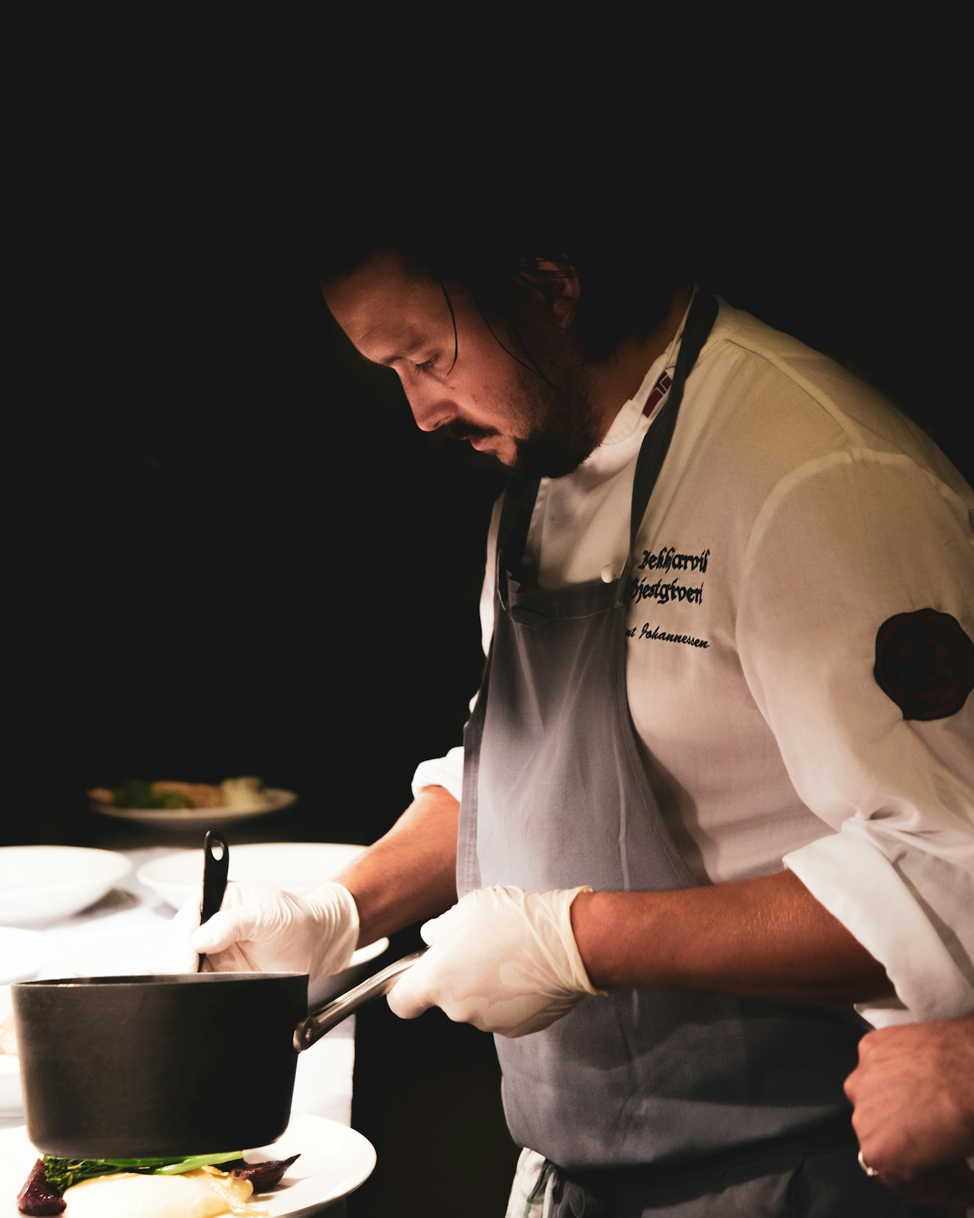 Cuisine ouverte, brigade au travail
