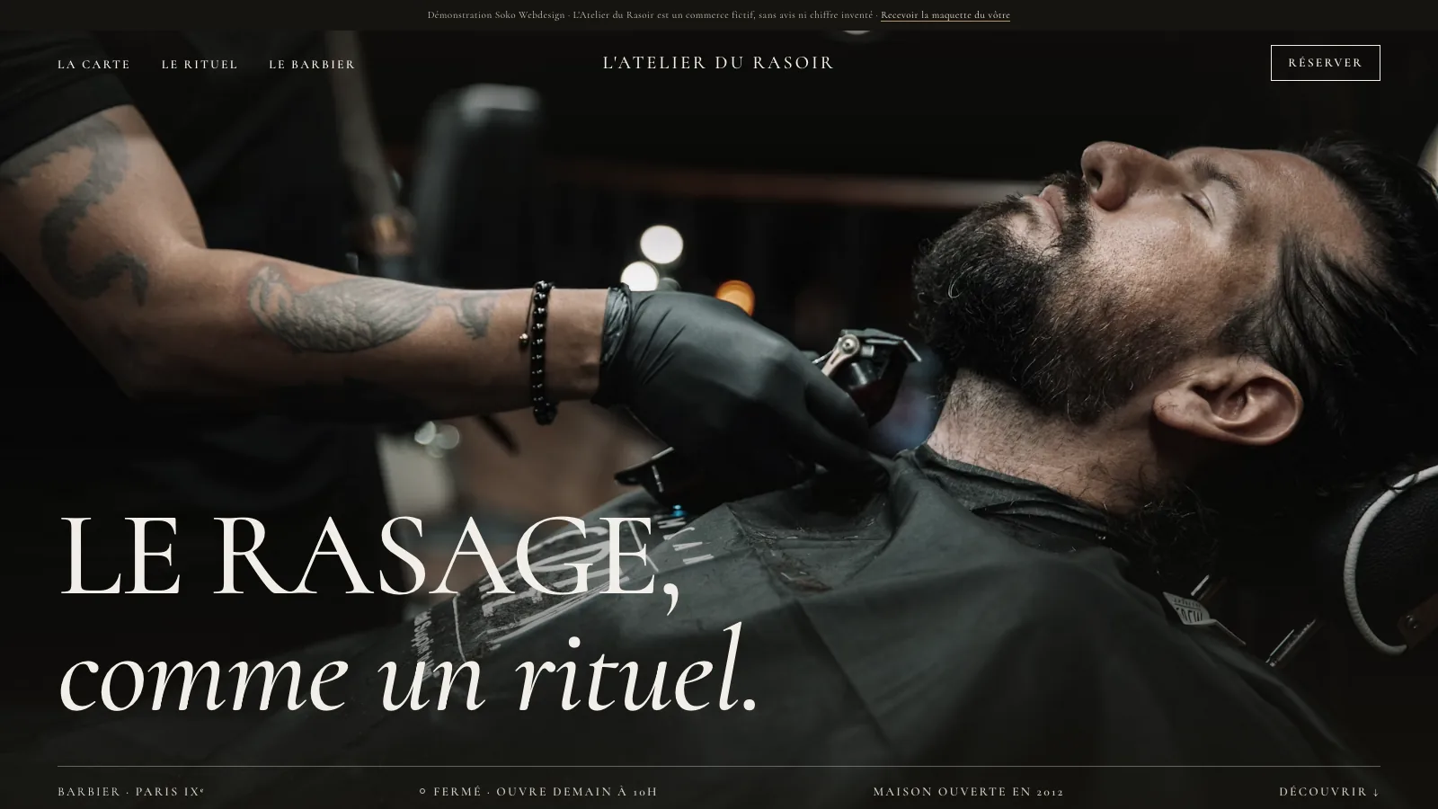 Page d'accueil de la démo L'Atelier du Rasoir : barbier ganté taillant la barbe d'un client, titre « Le rasage, comme un rituel » en serif ivoire