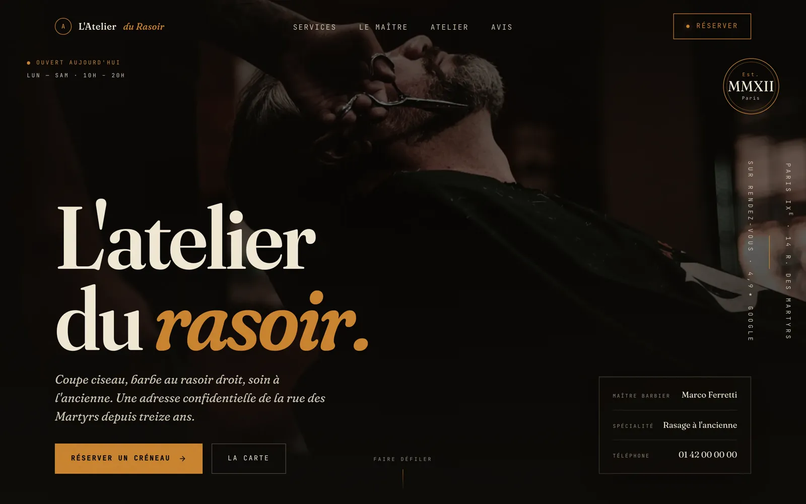 Page d'accueil de la démo L'Atelier du Rasoir — barbier au travail, ambiance sombre cuivrée