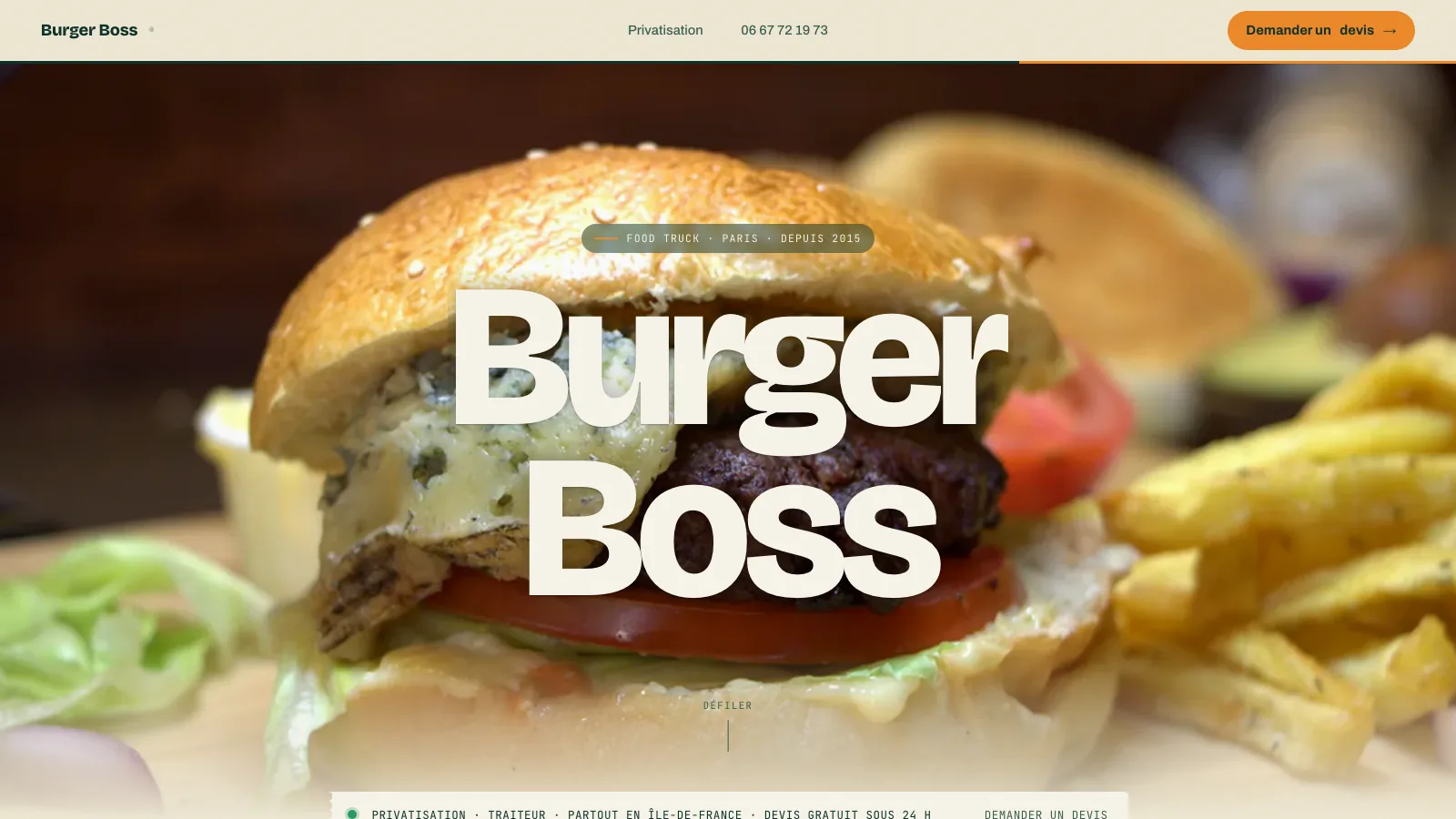 Page d'accueil du site Burger Boss, food truck à privatiser en Île-de-France : burger au bleu et frites maison en gros plan, titre Burger Boss en crème