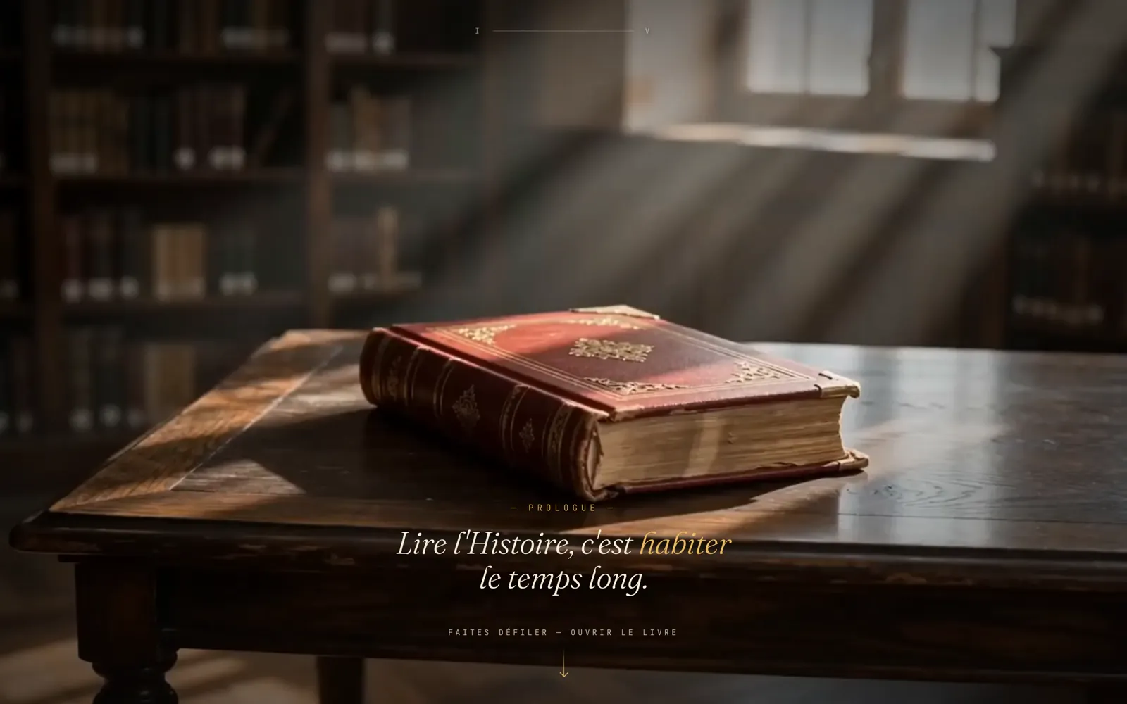 Page d'accueil de la démo Maison Clio — livre relié de cuir rouge posé sur une table de bibliothèque